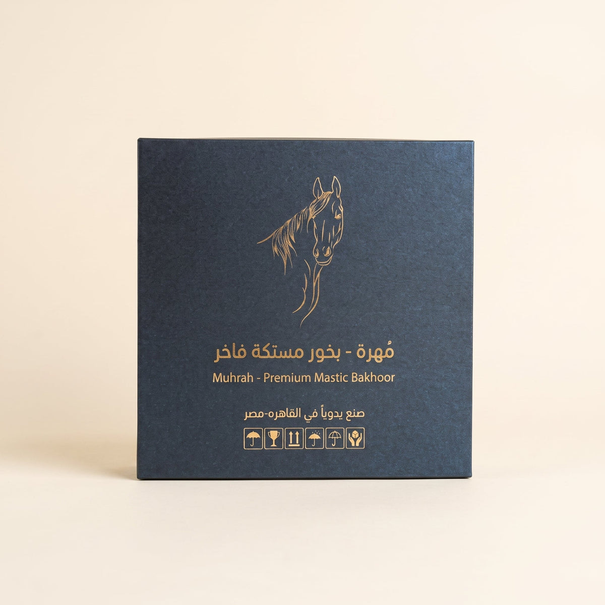 علبة أصيل مقاس ٥٠ قطعة باللون الكحلي بإيمبلم الفرس الذهبي